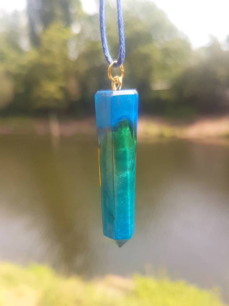 Kette Mit Anhänger Aus Epoxidharz - Metallic Blau Trifft Durchsichtig Orange Form Stalaktit von SchniekeDesign