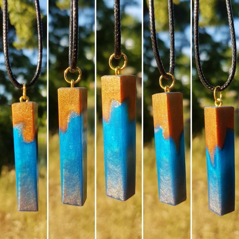 Kette Mit Anhänger Aus Epoxidharz - Metallic Blau Trifft Gold Form Länglicher Quader Leicht Verdreht von SchniekeDesign