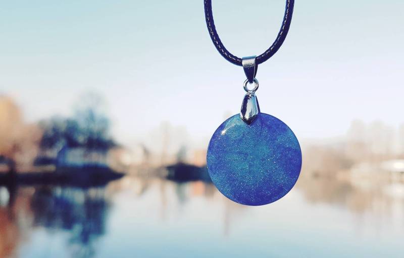 Kette Mit Anhänger Aus Epoxidharz Metallic Die Tiefen Des Weltalls in Tiefem Blau Und Lila Sternenstaub von SchniekeDesign