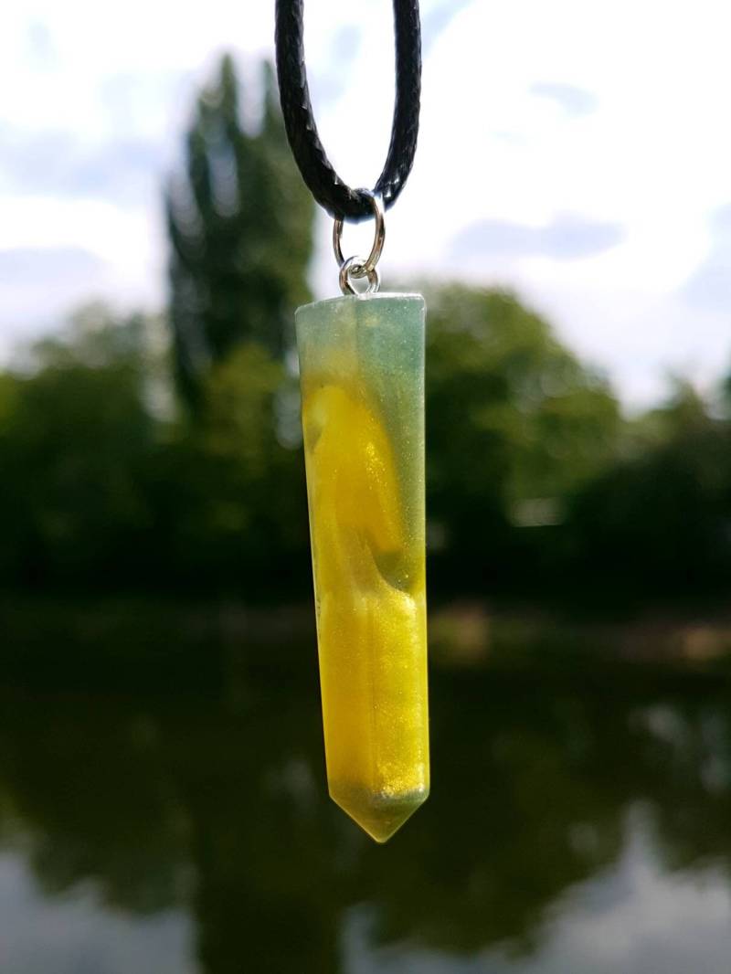Kette Mit Anhänger Aus Epoxidharz - Metallic Gelbe Dynamik Form Stalaktit von SchniekeDesign