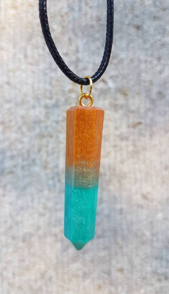 Kette Mit Anhänger Aus Epoxidharz - Metallic Gold Trifft Türkis Form Stalaktit von SchniekeDesign