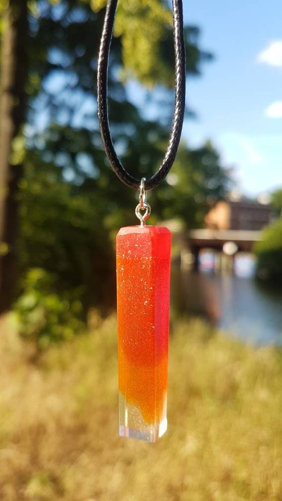 Kette Mit Anhänger Aus Epoxidharz - Metallic Rot Silber Glitzer Geht Ins Durchsichtige Über Form Länglicher Quader Leicht Verdreht von SchniekeDesign