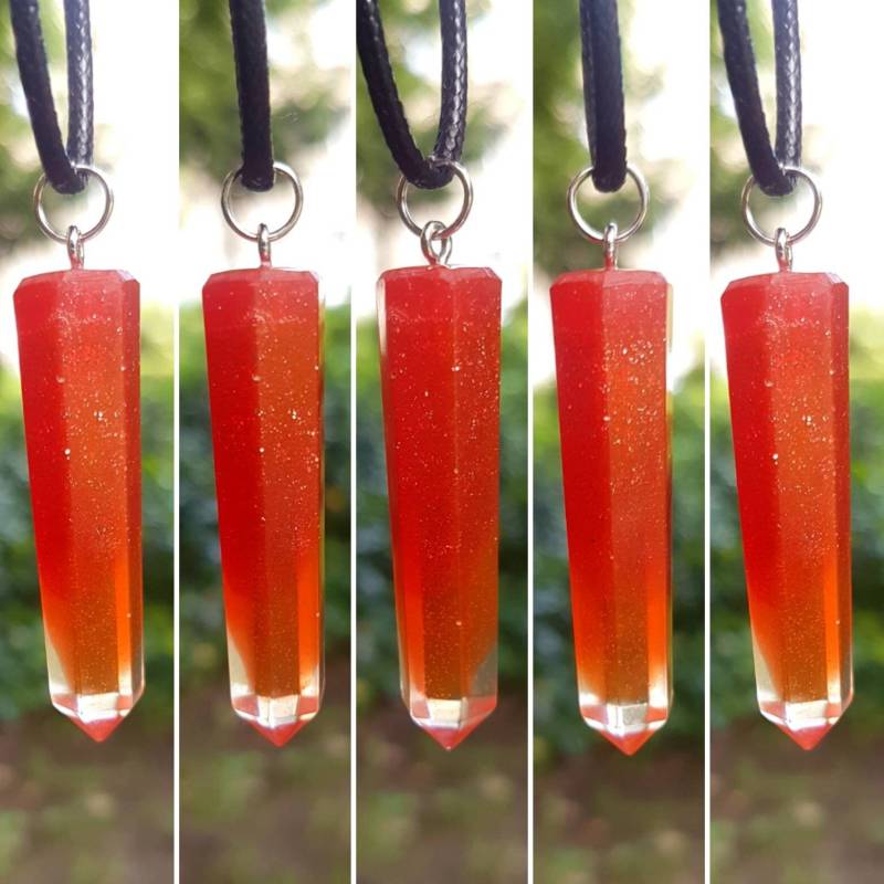 Kette Mit Anhänger Aus Epoxidharz - Metallic Rot Silber Glitzer Geht Ins Durchsichtige Über Form Stalaktit von SchniekeDesign
