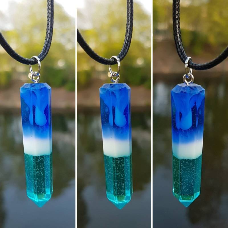 Kette Mit Anhänger Aus Epoxidharz - Ocean Wave Form Stalaktit von SchniekeDesign