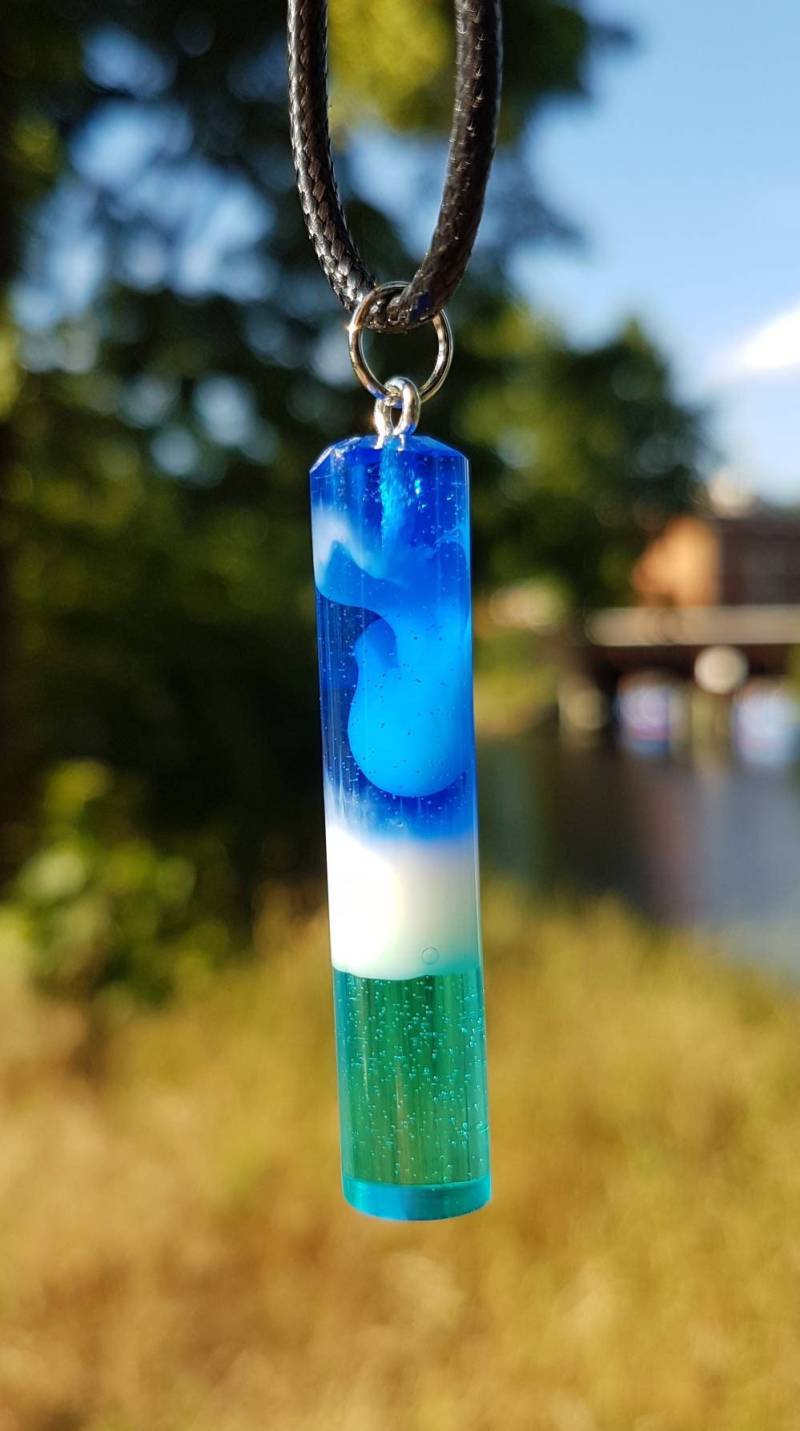 Kette Mit Anhänger Aus Epoxidharz - Ocean Wave Form Zylinder von SchniekeDesign