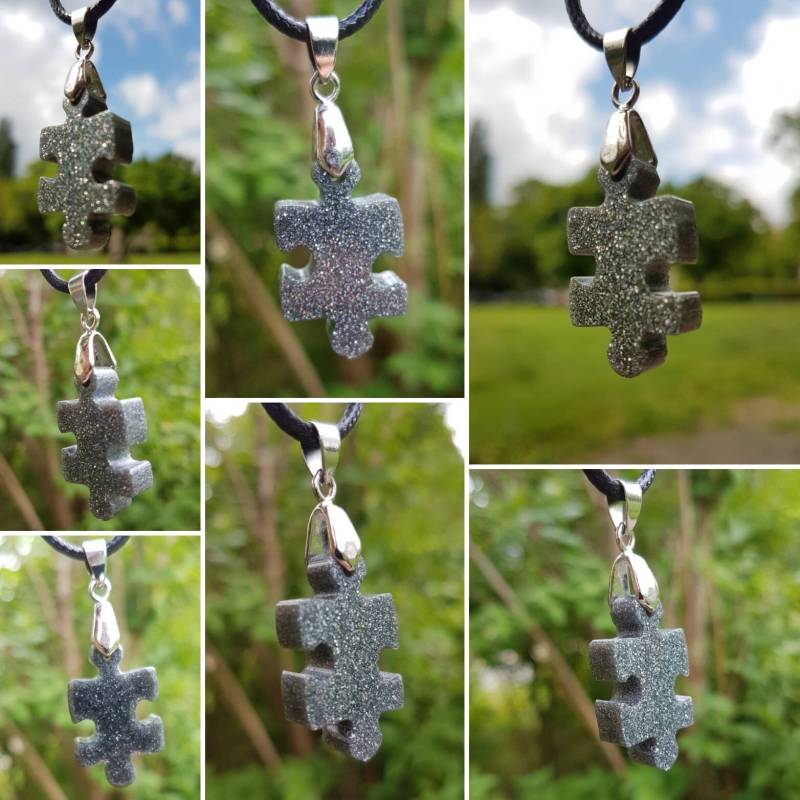 Kette Mit Anhänger Aus Epoxidharz - Puzzleteil in Metallic Dunkelgrau Und Silber Glitzer Gegossen von SchniekeDesign