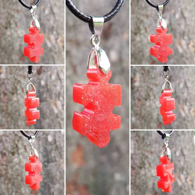 Kette Mit Anhänger Aus Epoxidharz - Puzzleteil in Metallic Rot Und Silber Glitzer Gegossen von SchniekeDesign