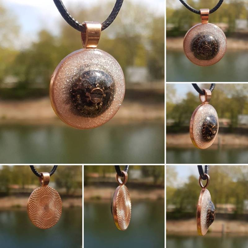 Kette Mit Anhänger Aus Epoxidharz. Rundes Amulett in Roségold Bronze Zahnrad Silber Wolke von SchniekeDesign