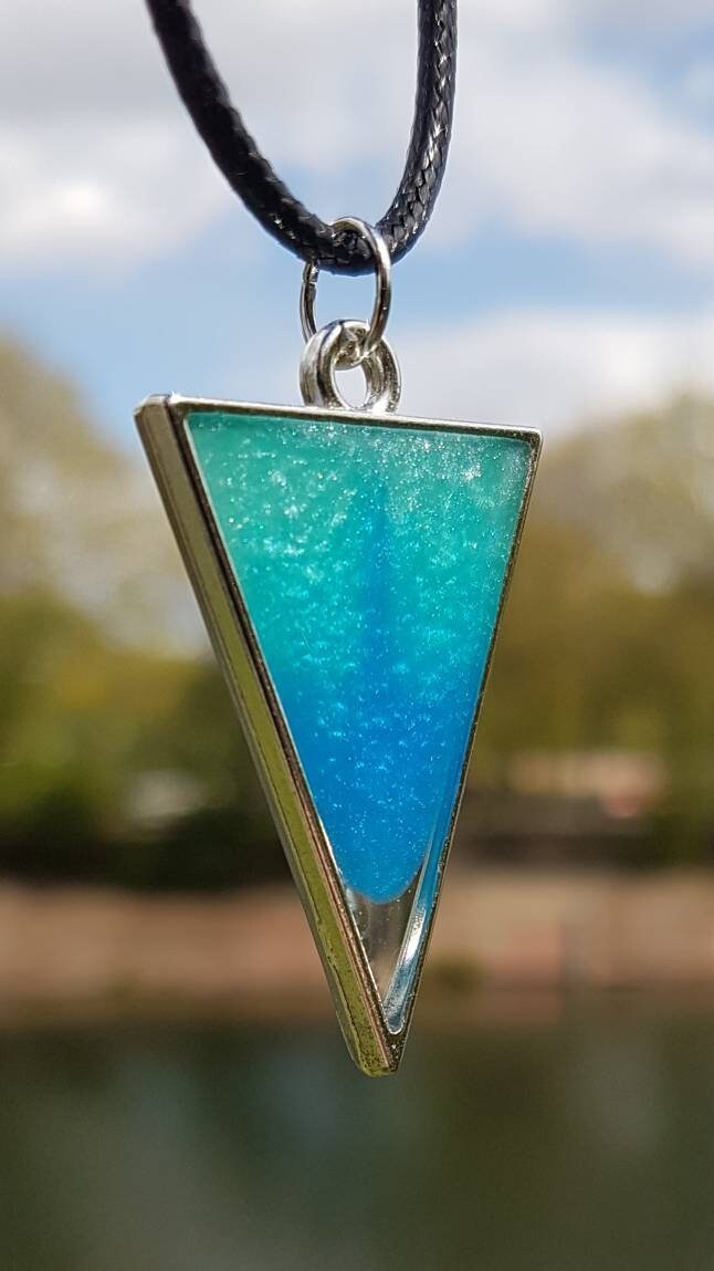 Kette Mit Dreieckigem Anhänger Aus Epoxidharz Metallic Türkisblau Wie Die Karibik in Silbernem Rahmen von SchniekeDesign