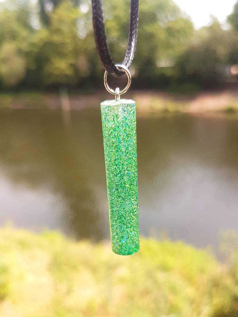 Kette Mit Handgefertigtem Anhänger Aus Epoxidharz - Blauer, Grüner Und Silberner Glitzer in Durchsichtigem Epoxy Form Zylinder von SchniekeDesign