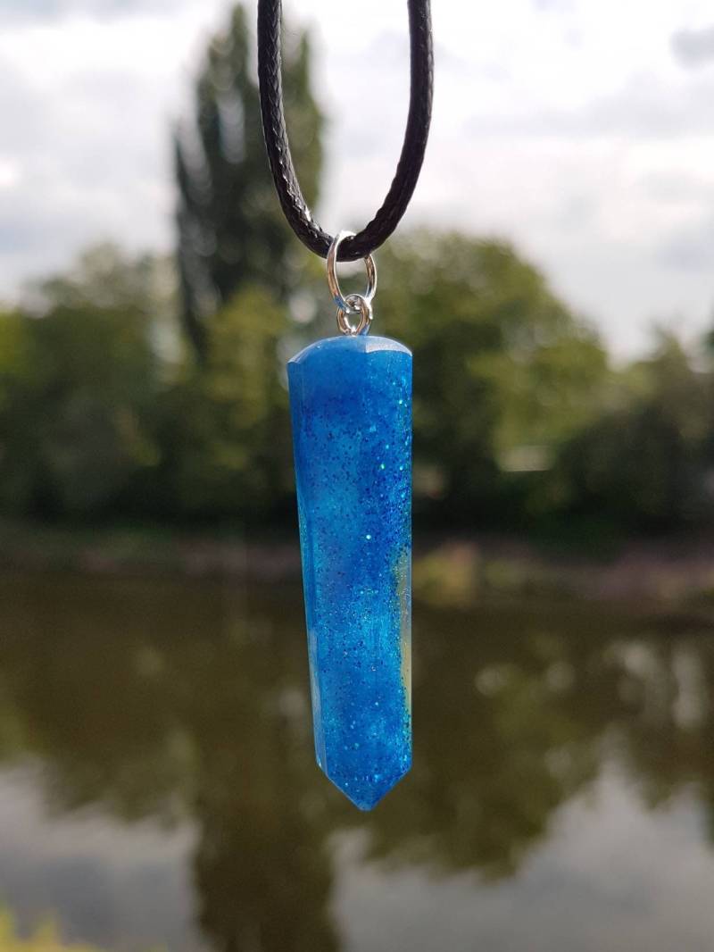 Kette Mit Handgefertigtem Anhänger Aus Epoxidharz - Glitzerwirbel in Metallic Blau Durchsichtigem Epoxy Form Stalaktit von SchniekeDesign