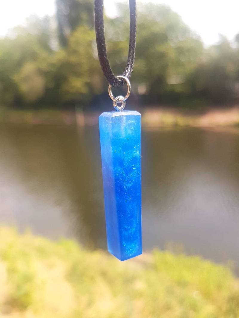 Kette Mit Handgefertigtem Anhänger Aus Epoxidharz - Metallic Blauer Nebel in Durchsichtigem Kunstharz Form Quader von SchniekeDesign