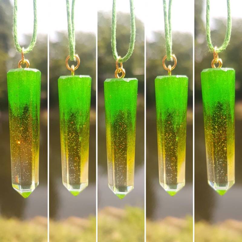 Kette Mit Handgefertigtem Anhänger Aus Epoxidharz - Metallic Grün Und Kupferfarbene Glitzerpartikel in Durchsichtigem Epoxy Form Stalaktit von SchniekeDesign