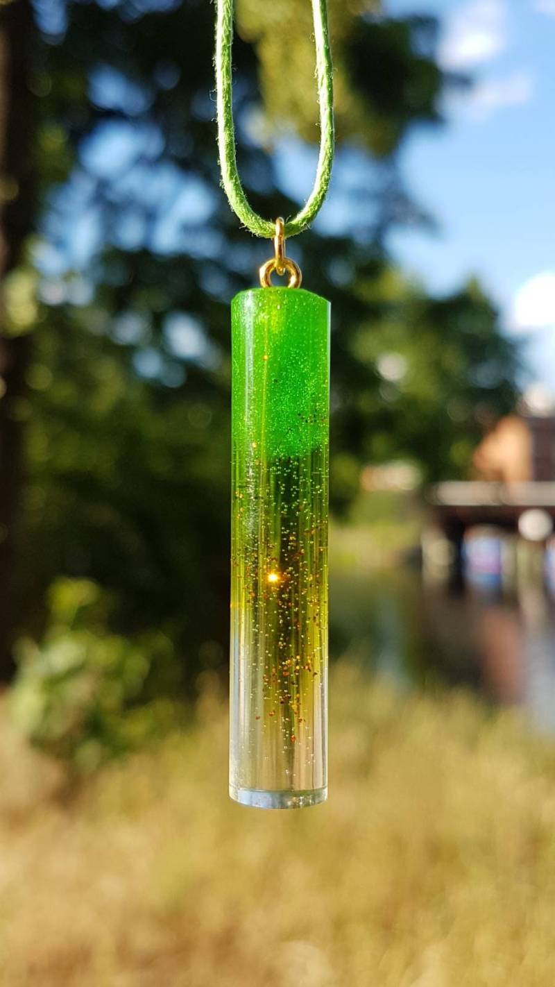 Kette Mit Handgefertigtem Anhänger Aus Epoxidharz - Metallic Grün Und Kupferfarbene Glitzerpartikel in Durchsichtigem Epoxy Form Zylinder von SchniekeDesign