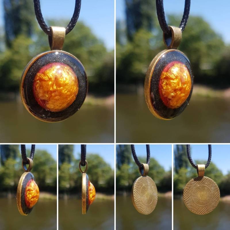 Kette Mit Handgefertigtem Anhänger Aus Epoxidharz - Rundes Bronzefarbenes Amulett Innerem in Den Farben Metallic Gold, Rot Und Schwarz von SchniekeDesign