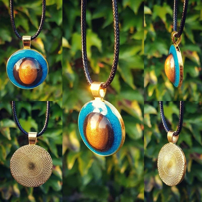 Kette Mit Handgefertigtem Anhänger Aus Epoxidharz. Rundes Amulett in Gold Innerem Metallic Blau, Und Schwarz von SchniekeDesign