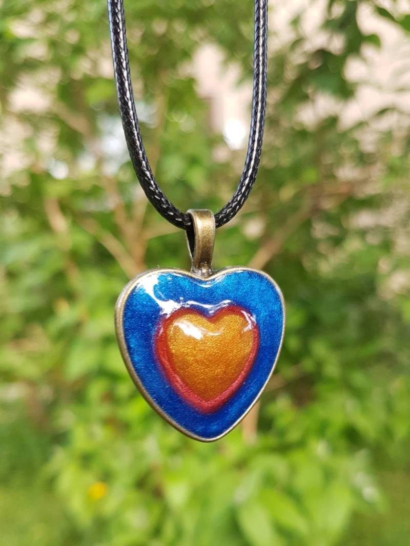 Kette Mit Herzförmigem Anhänger Amulett Ineinander Gegossenen Herzen in Metallic Rot, Gold Und Blau - Aus Epoxidharz von SchniekeDesign