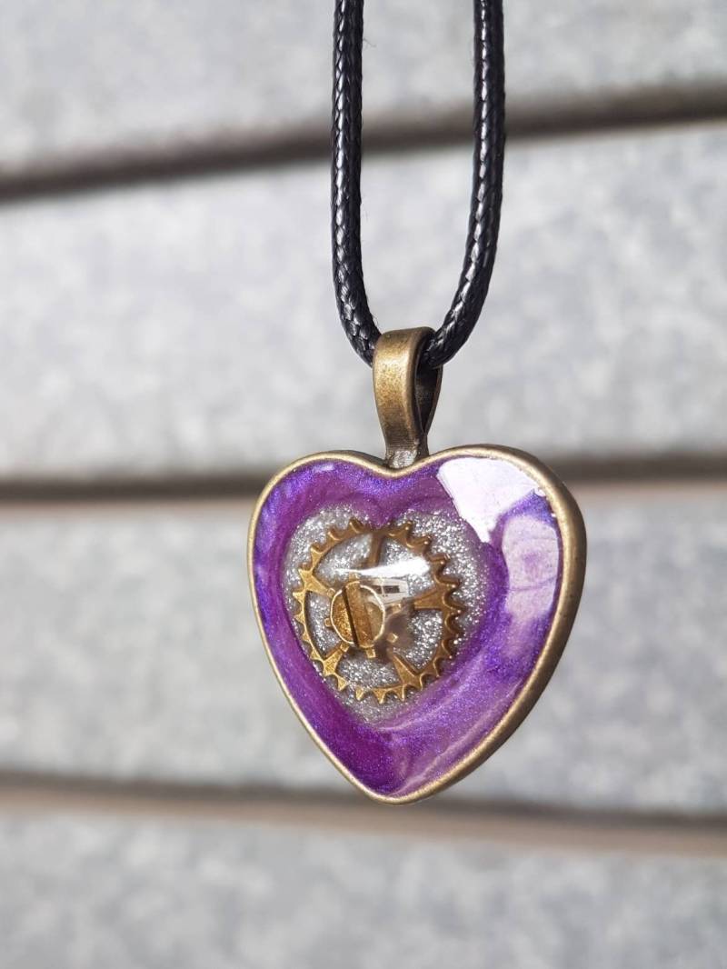 Kette Mit Herzförmigem Anhänger Amulett Zahnrad in Bronze Auf Metallic Silber Und Lila Epoxidharz von SchniekeDesign