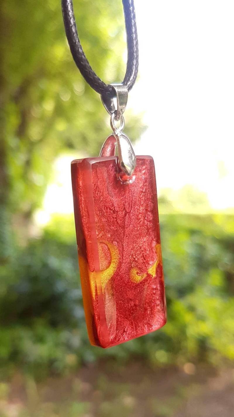 Kette Mit Rechteckigem Anhänger Aus Epoxidharz - Rot Trifft Gold | Metallic-Farben von SchniekeDesign