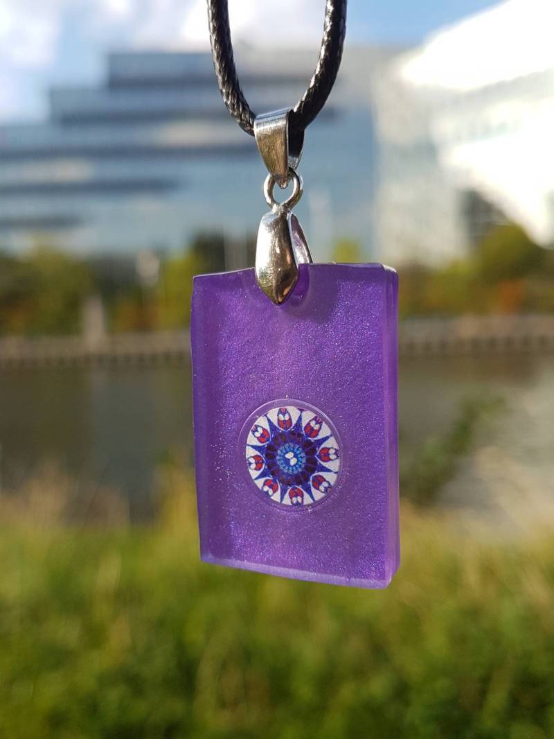 Kette Mit Rechteckigem Anhänger Aus Epoxidharz von SchniekeDesign