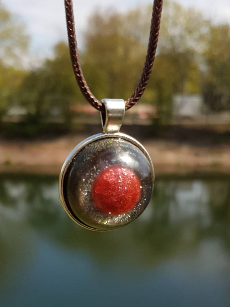Kette Mit Rundem Amulett-Anhänger Metallic Roter Kreis in Schwarzem Epoxidharz Gegossen Und Fassung Silber von SchniekeDesign