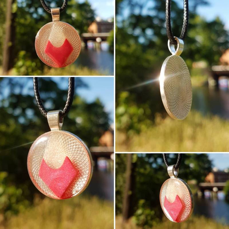 Kette Mit Rundem Amulett Aus Epoxidharz von SchniekeDesign