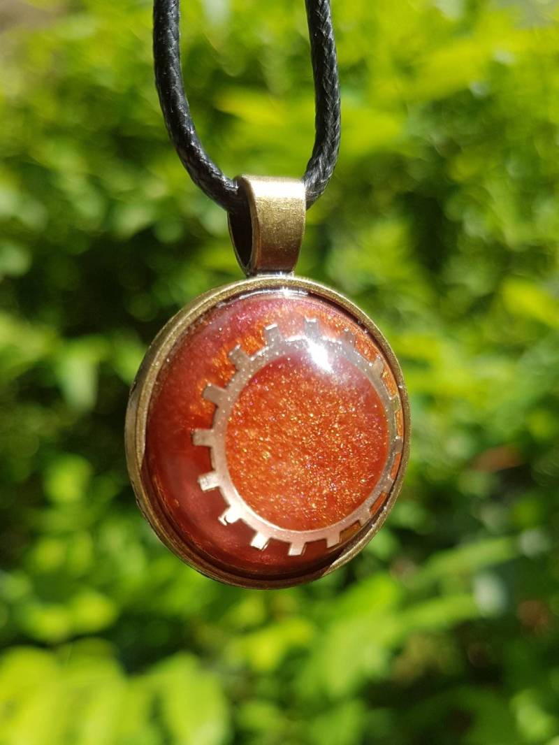 Kette Mit Rundem Anhänger Amulett Silbernem Zahnrad in Metallic Bronzefarbenem Epoxidharz Gegossen - Fassung Antikbronze von SchniekeDesign