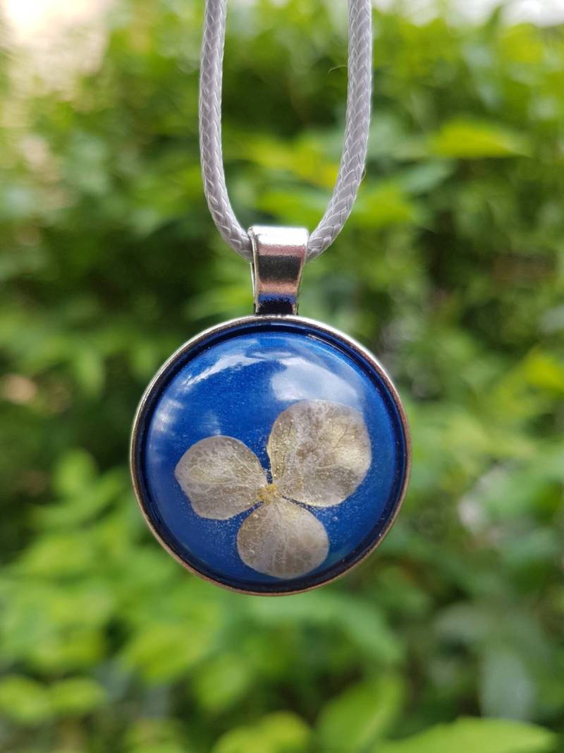 Kette Mit Rundem Anhänger - Amulett Zarter Blüte in Blauem Epoxidharz Gegossen Und Fassung Silber von SchniekeDesign