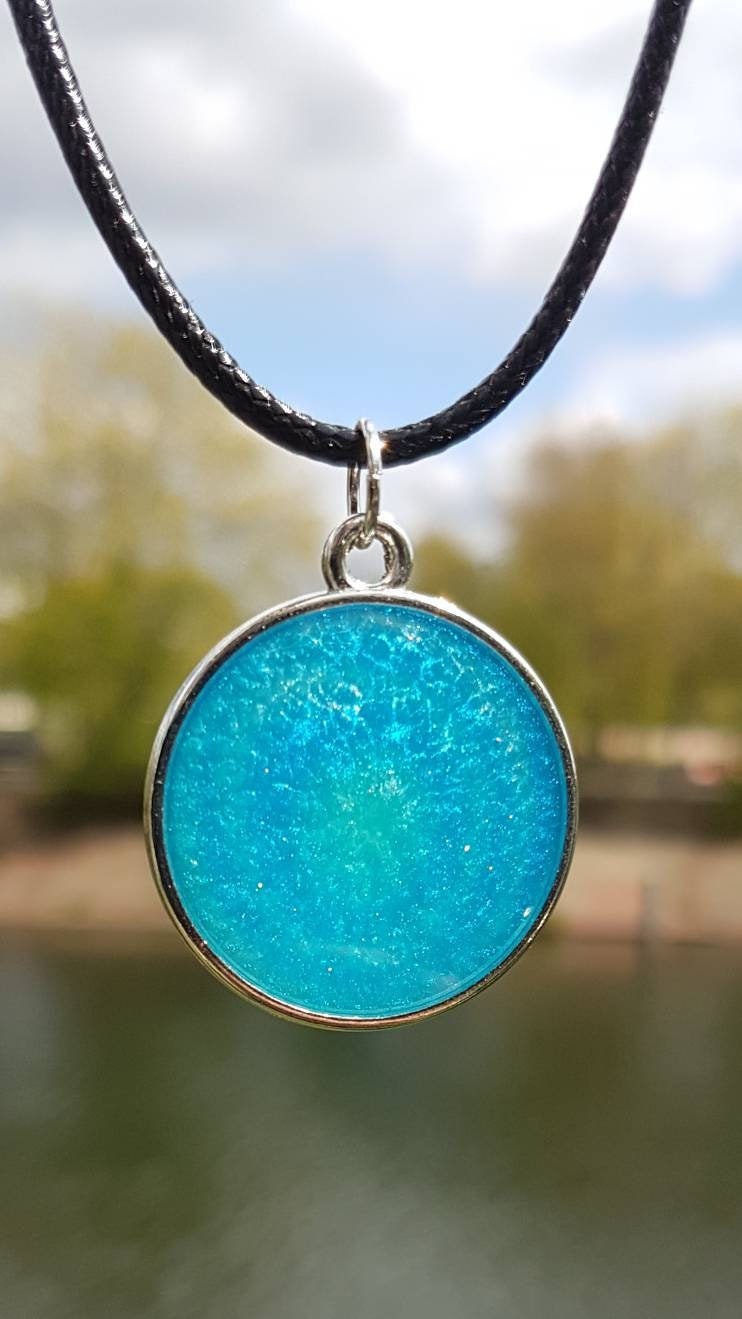 Kette Mit Rundem Anhänger Aus Epoxidharz Metallic Türkisblau Wie Die Karibik in Silbernem Rahmen von SchniekeDesign