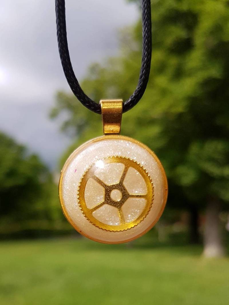 Kette Mit Rundem Anhänger Goldenes Amulett Goldenem Zahnrad in Metallic Silbernem Epoxidharz Gegossen von SchniekeDesign