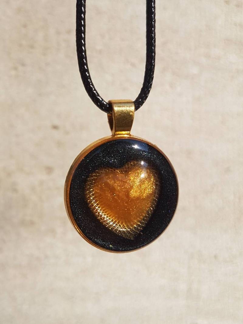 Kette Mit Rundem Anhänger Goldenes Herz in Metallic Schwarzem Epoxidharz von SchniekeDesign