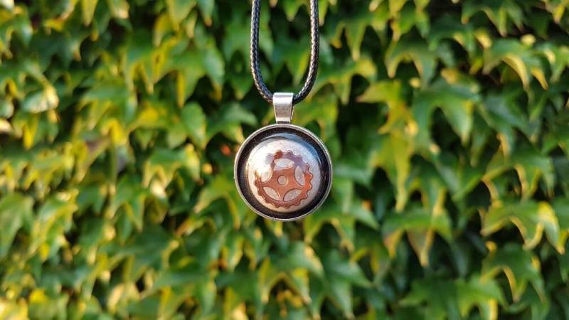 Kette Mit Rundem Anhänger Silbernes Amulett Zahnrad in Bronze Auf Metallic Silber Und Schwarzem Epoxidharz von SchniekeDesign