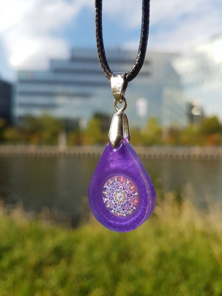 Kette Mit Tropfenförmigem Anhänger Aus Epoxidharz von SchniekeDesign