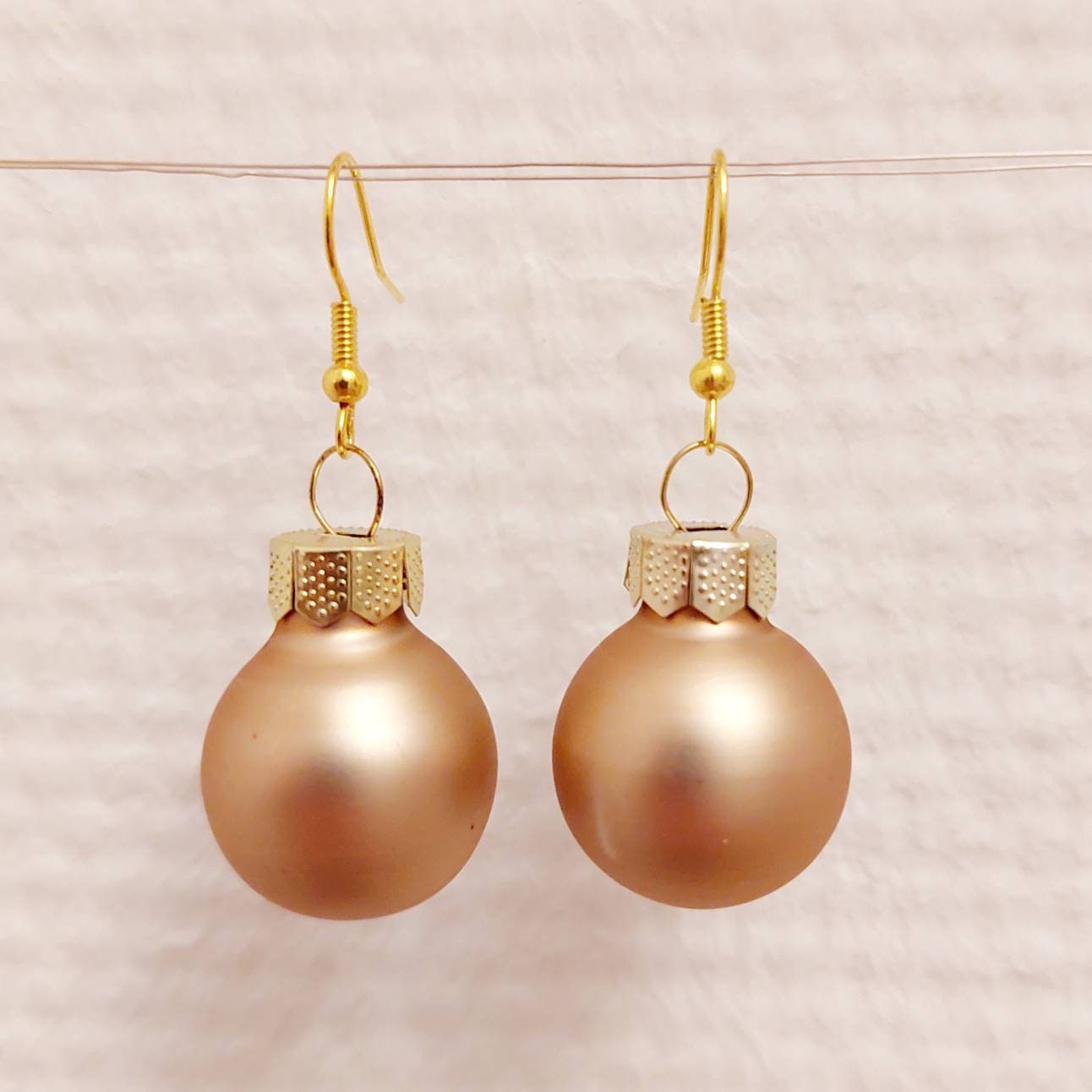 Ohrringe Weihnachten Mit Hellbraunen Kugeln Ohrringe Weihnachten Mit Hellbraunen Kugeln von SchniekeDesign