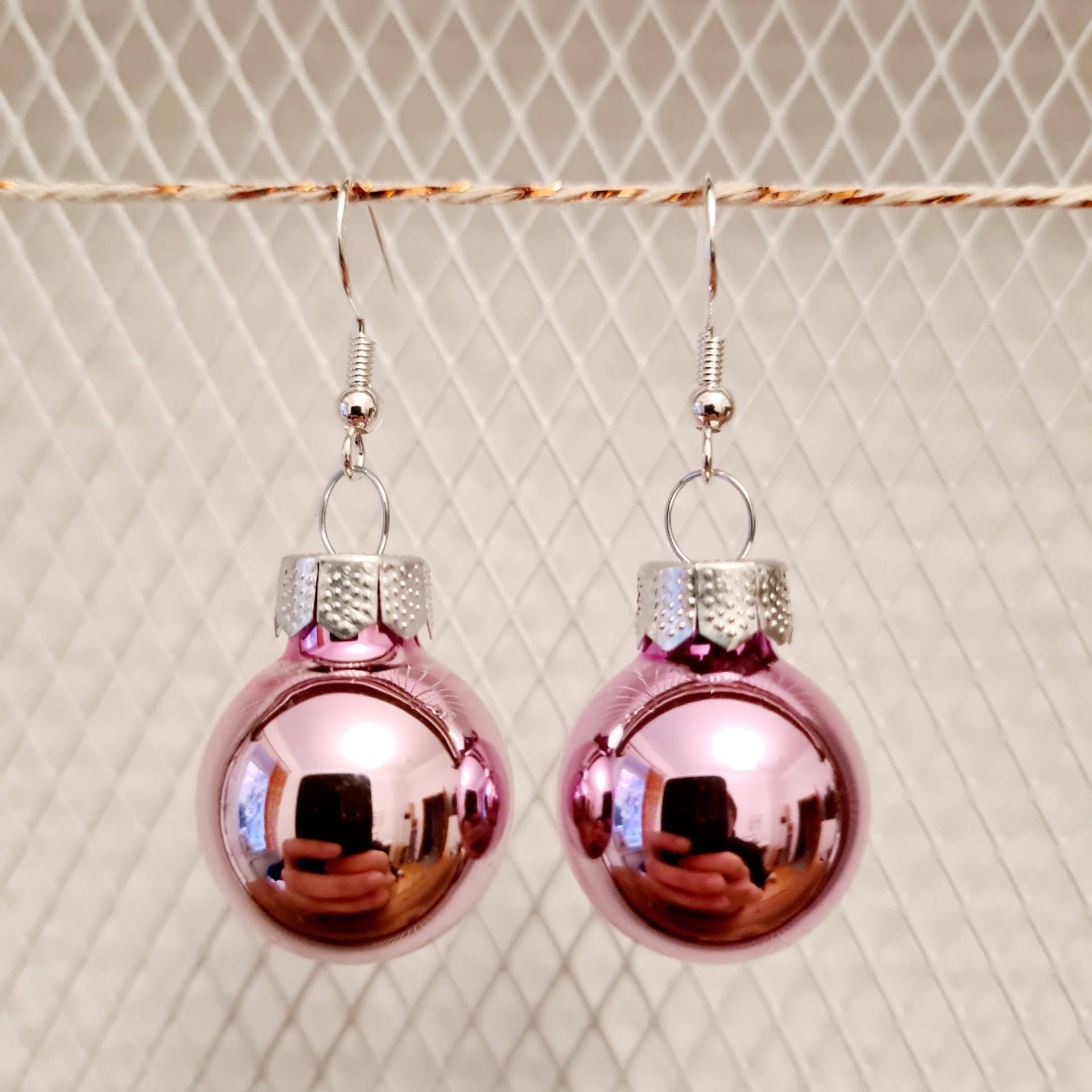 Ohrringe Weihnachten Mit Rosanen Kugeln von SchniekeDesign