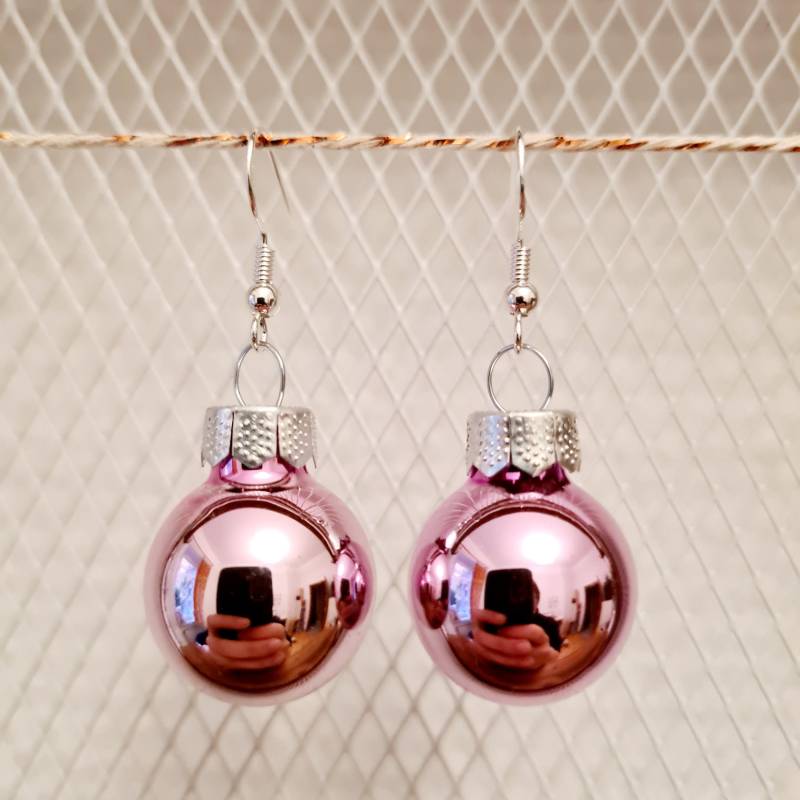 Ohrringe Weihnachten Mit Rosanen Kugeln von SchniekeDesign