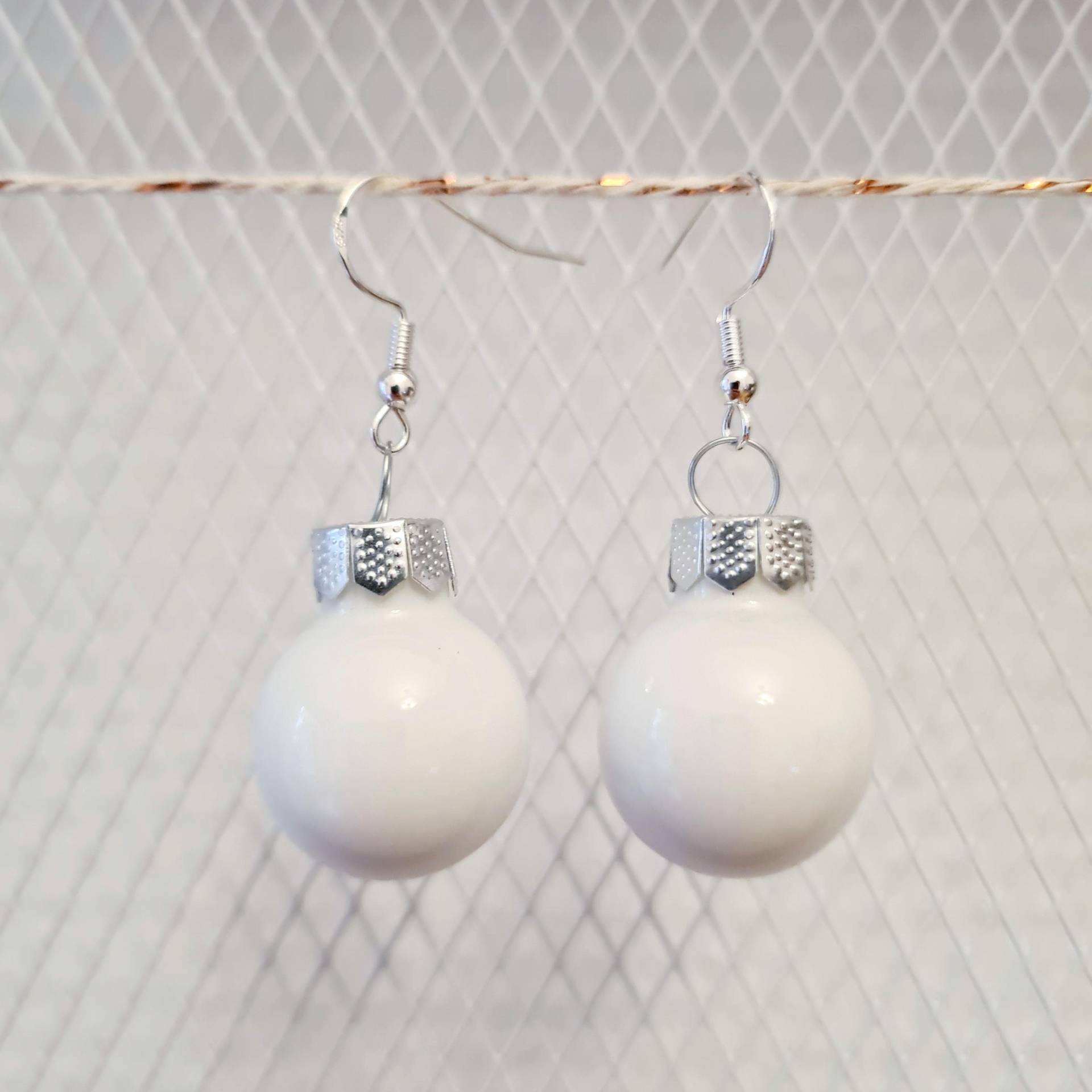 Ohrringe Weihnachten Mit Weißen Kugeln von SchniekeDesign