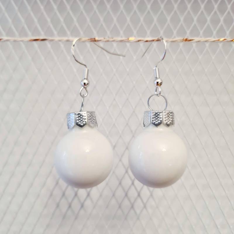 Ohrringe Weihnachten Mit Weißen Kugeln von SchniekeDesign