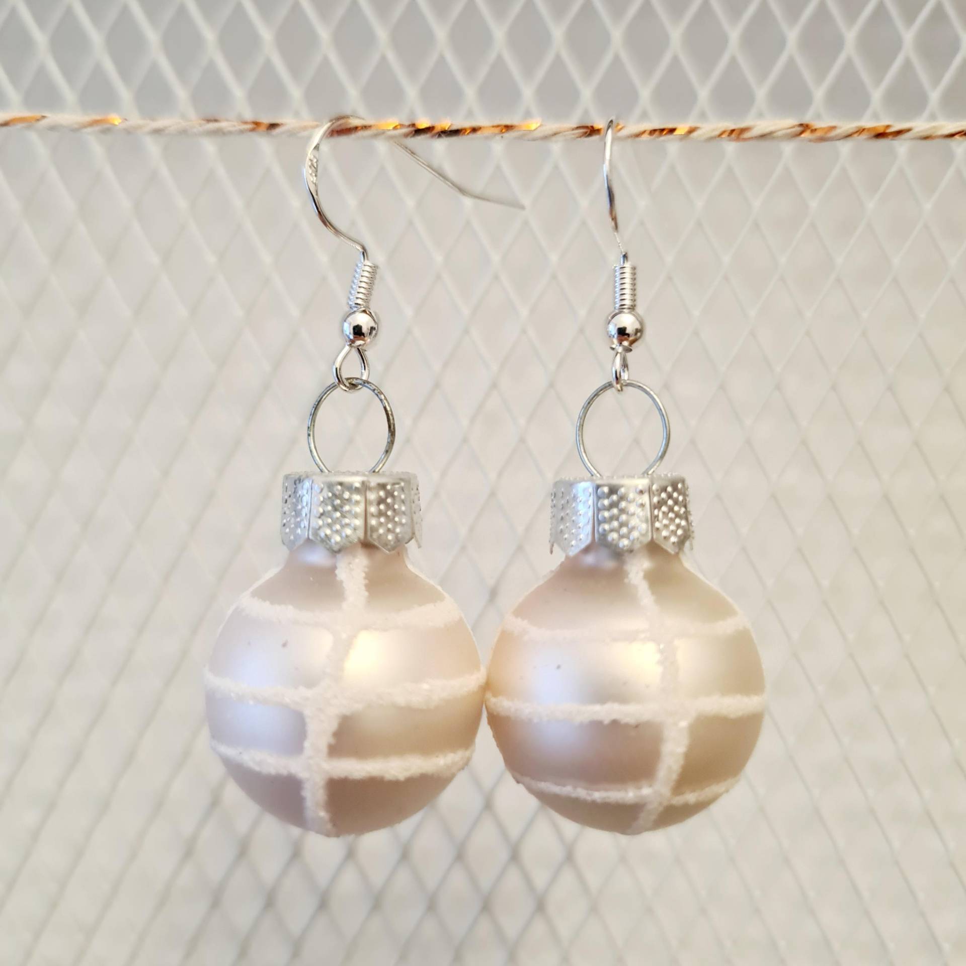 Ohrringe Weihnachten Mit Zart Rosa Kugeln von SchniekeDesign