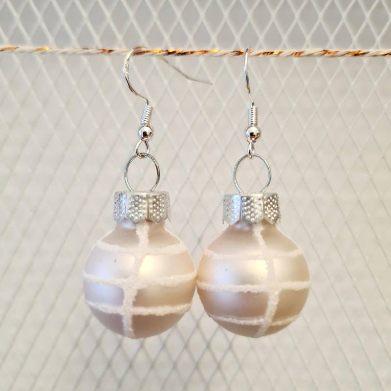 Ohrringe Weihnachten Mit Zart Rosa Kugeln von SchniekeDesign