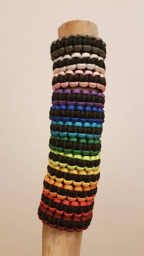Paracord Armband Für Outdoor Sport Freizeit in Schwarz Und Allen Farben Des Regenbogens von SchniekeDesign