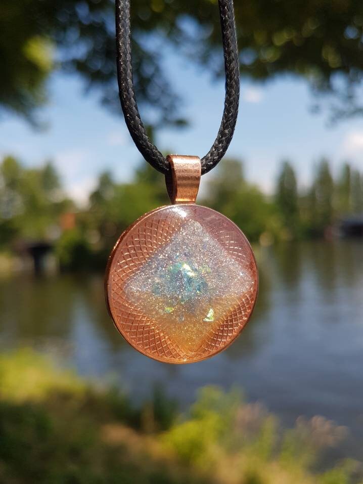 Rundes Amulett Mit Einem Metallic Silbernem Hologram-Quadrat in Durchsichtigem Epoxidharz von SchniekeDesign