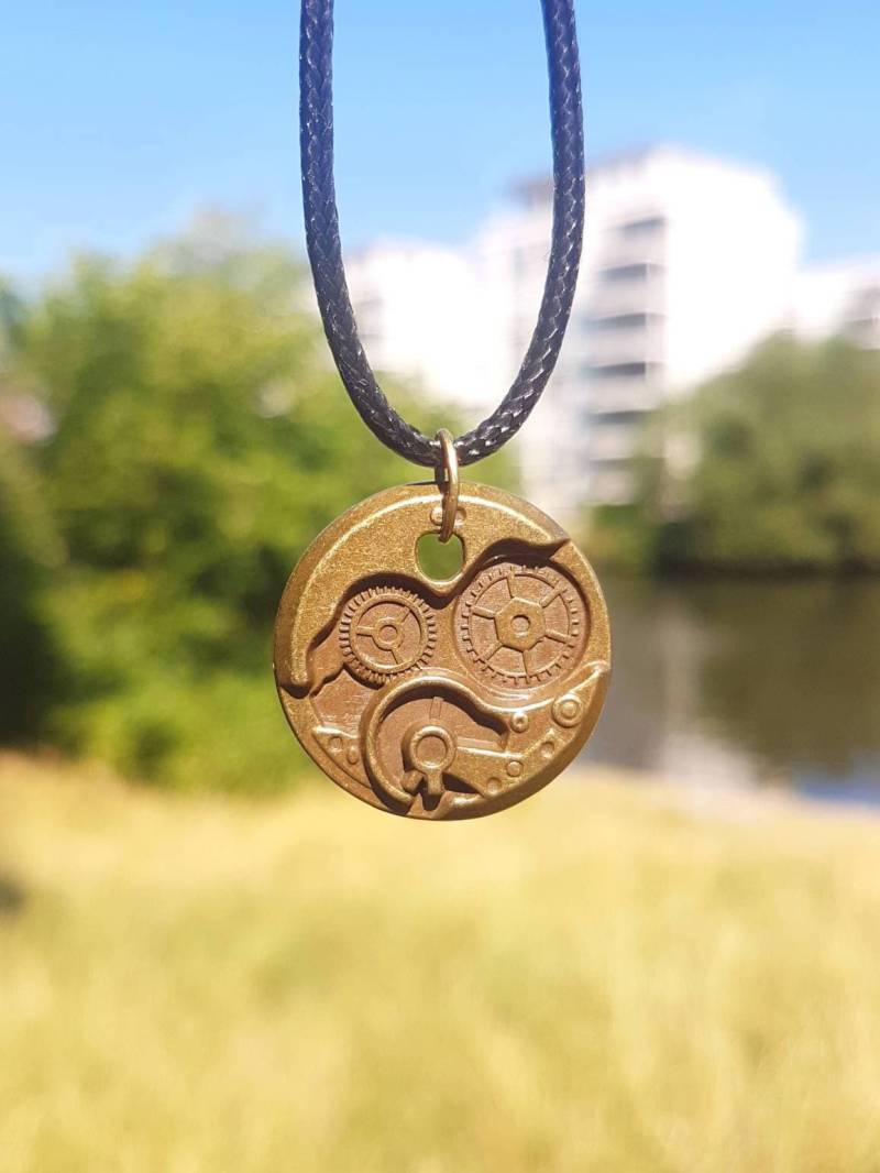 Schwarze Kette Mit Bronzefarbenem Rundem Anhänger - Zahnräder Im Industriedesign von SchniekeDesign