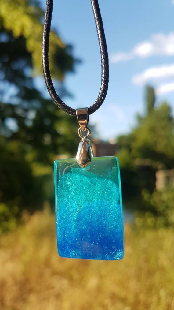 Schwarze Kette Mit Rechteckigem Anhänger Aus Epoxidharz - Hellblaues Meer Von Oben von SchniekeDesign