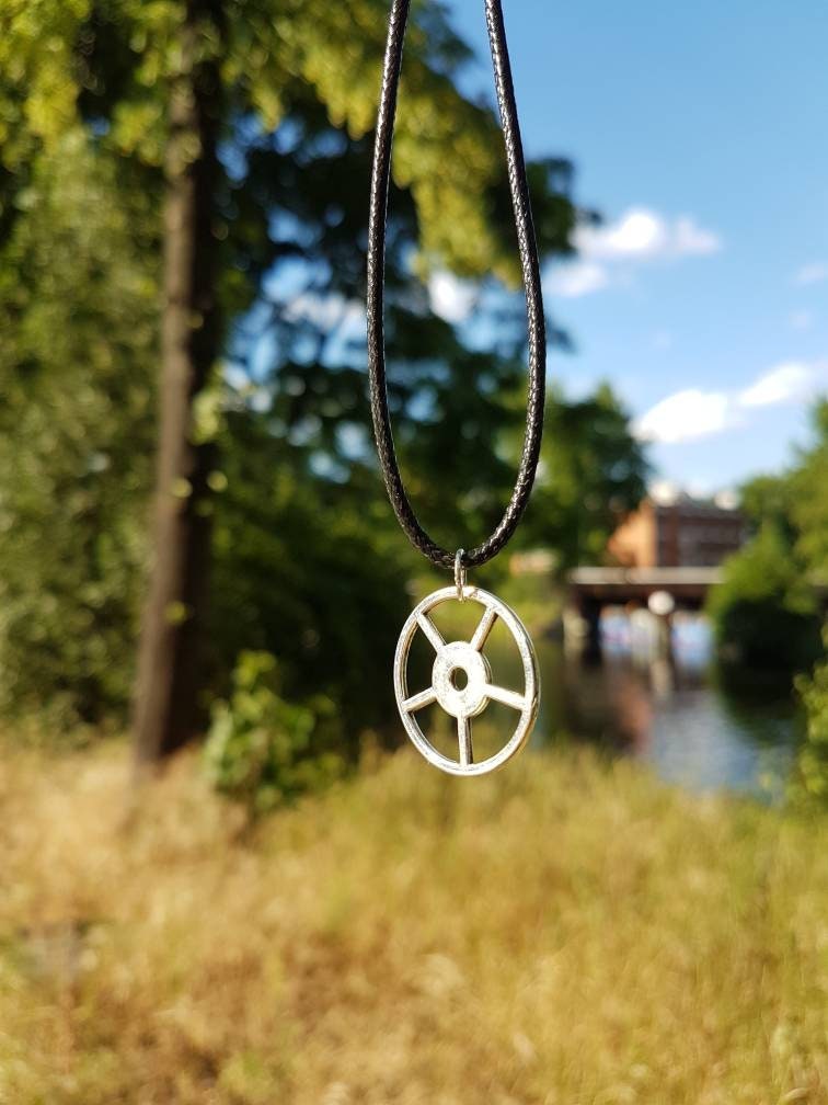 Schwarze Kette Mit Silbernem Anhänger - Steampunk Zahnrad Schwarze Kette Mit Silbernem Anhänger - Steampunk Zahnrad von SchniekeDesign