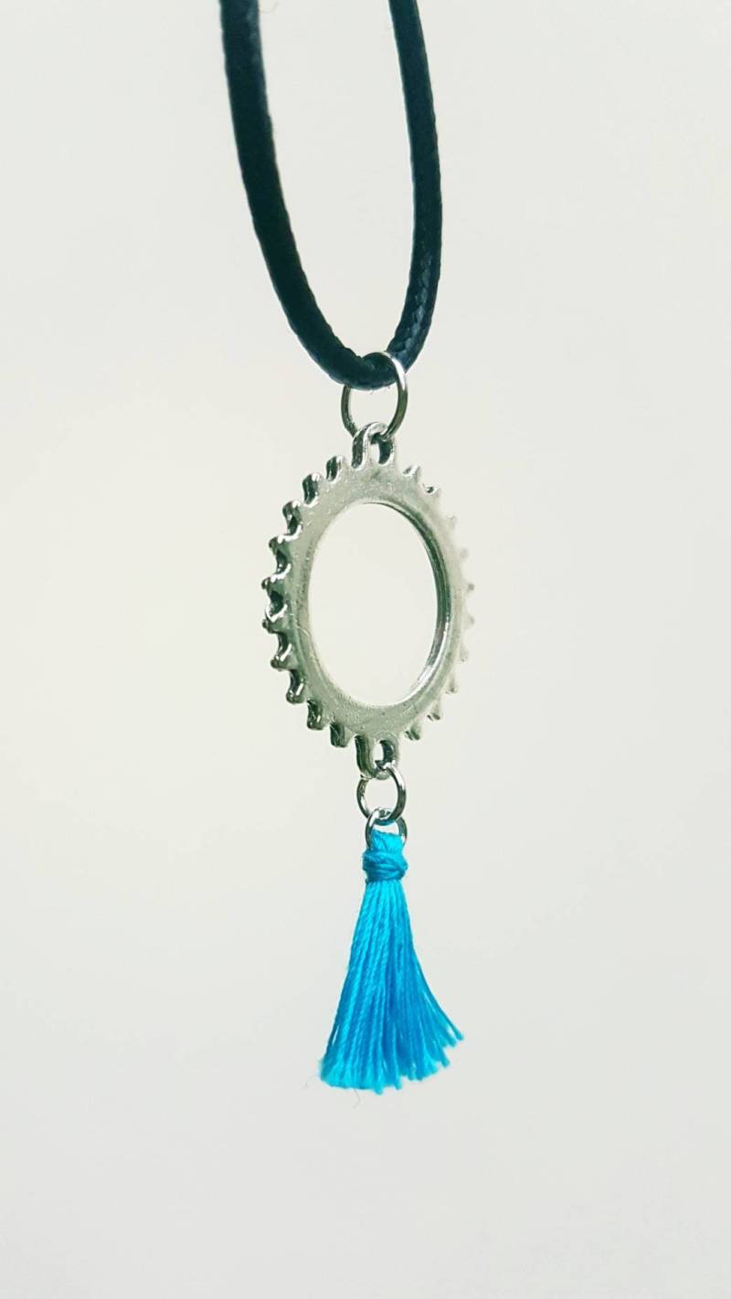 Schwarze Kette Mit Silbernem Zahnrad Und Angehängter Neonblauer Quaste Schwarze Kette Mit Silbernem Zahnrad Und Angehängter Neonblauer Quaste von SchniekeDesign