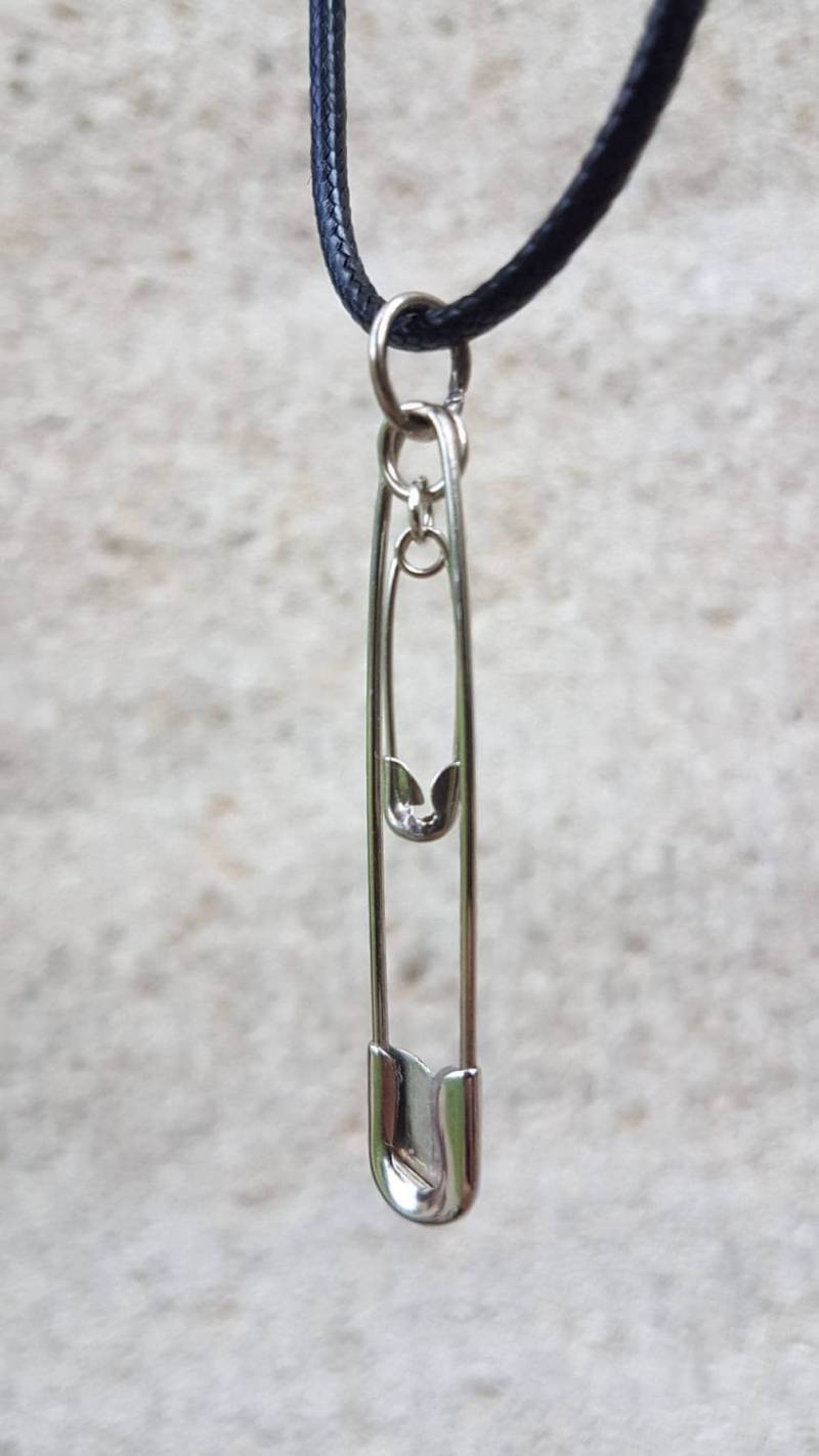 Schwarze Kette Mit Zwei Ineinander Hängenden, Silbernen Sicherheitsnadeln Als Anhänger von SchniekeDesign