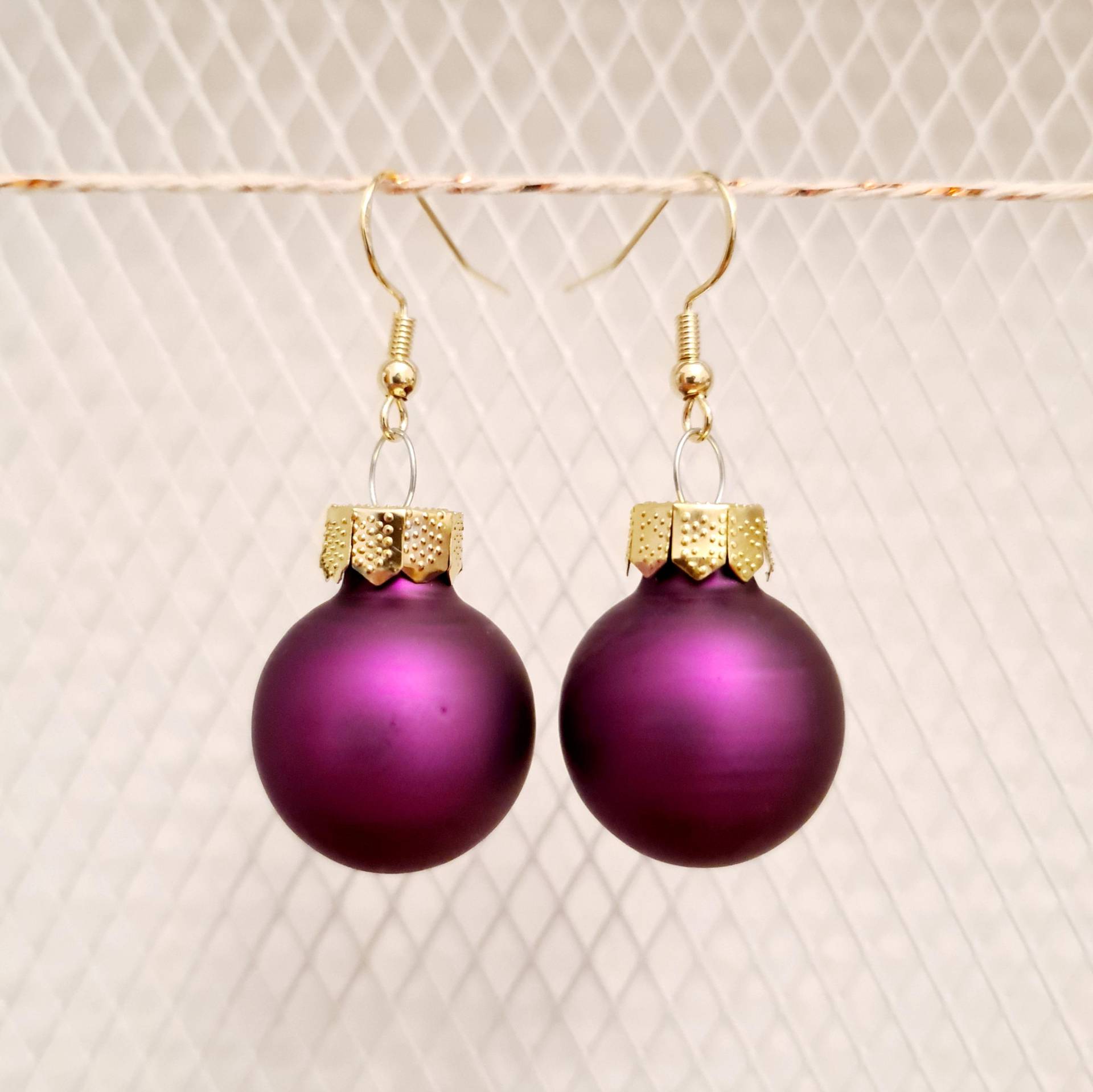 Weihnachtliche Ohrhänger Mit Lila Kugeln Matt Oder Glänzend Passend Zum Weihnachtsbaum von SchniekeDesign