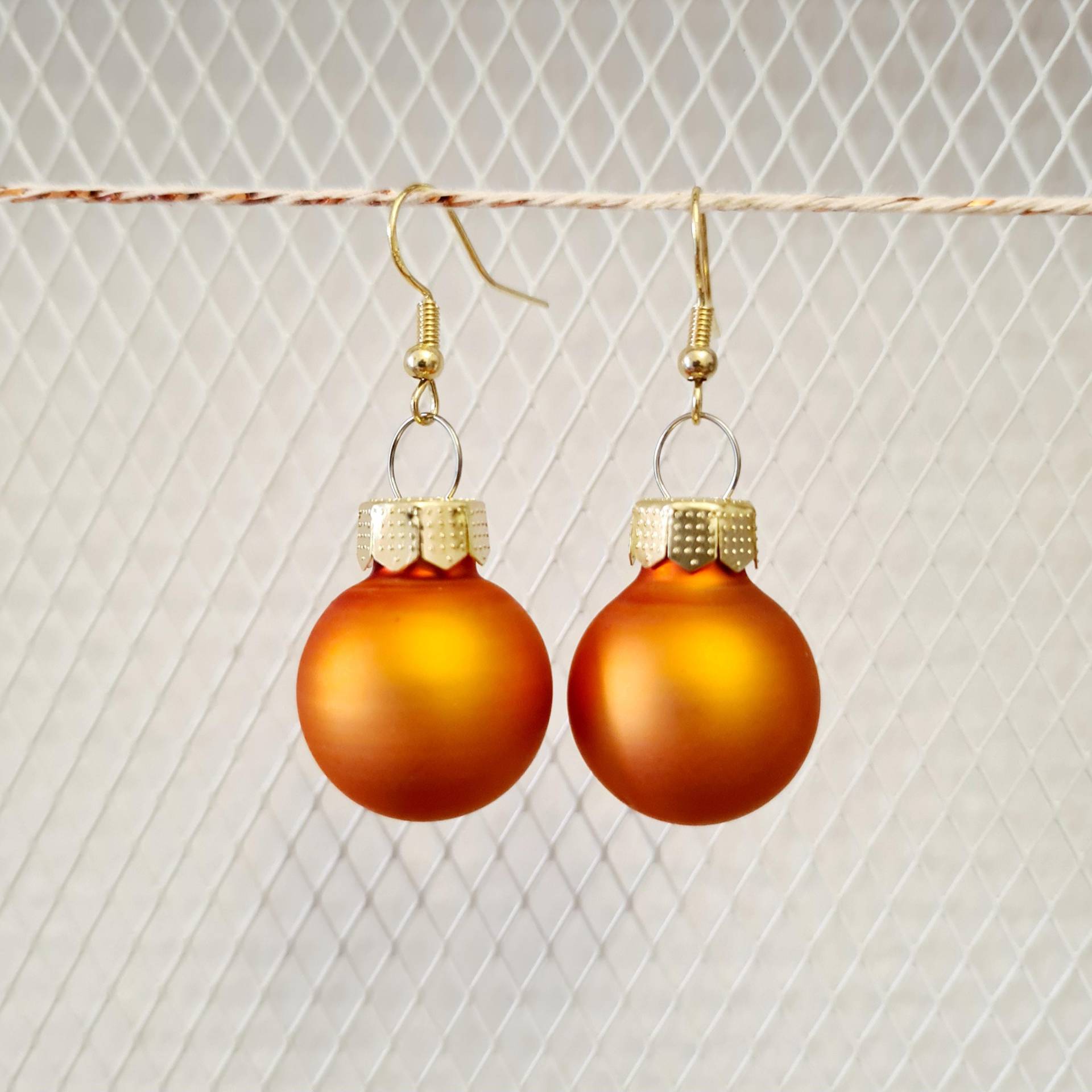 Weihnachtliche Ohrringe Mit Kugeln in Orange - Matt Oder Glänzend von SchniekeDesign