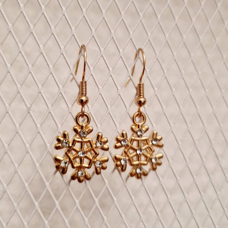 Winterliche Ohrhänger Mit Gold Und Silber Glitzernden Schneeflocken von SchniekeDesign
